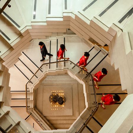 Siam Kempinski Hotel Μπανγκόκ Εξωτερικό φωτογραφία The staircase of the hotel