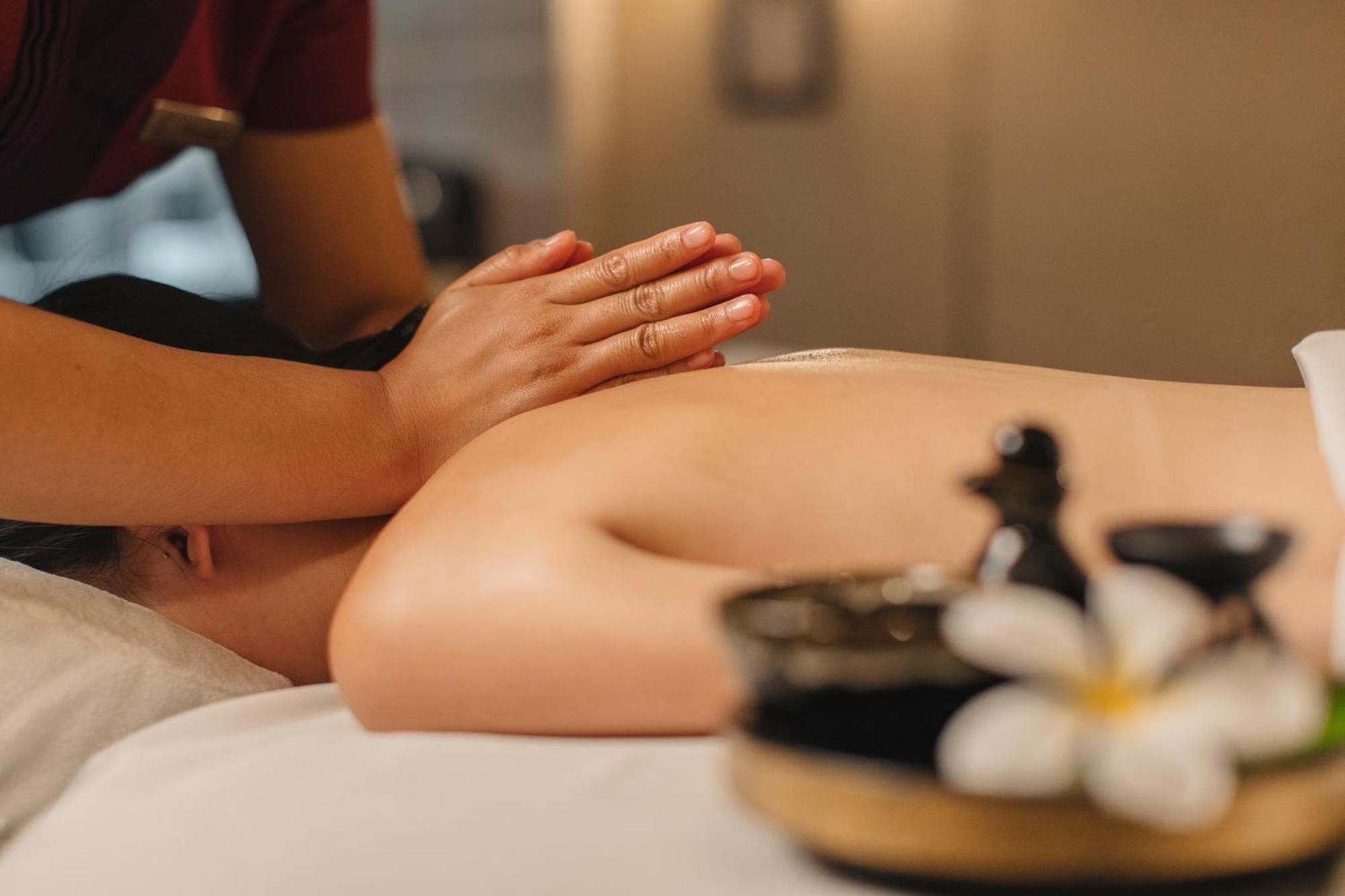 Siam Kempinski Hotel Μπανγκόκ Εξωτερικό φωτογραφία A massage therapist working on a client